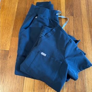 Figs Women’s Dark Harbor Scrub Set